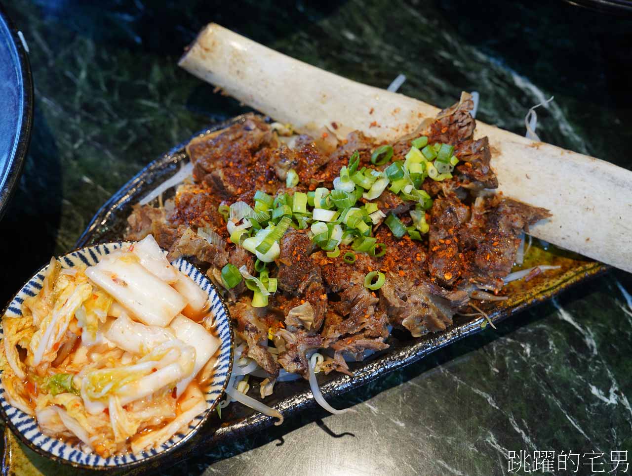 [六里屯麵食專家美崙旗艦店]花蓮牛肉麵連續2年得台北牛肉麵節銀牌，必吃紅燒還能免費加湯，羊腳筋、大隻牛肋條超吸睛