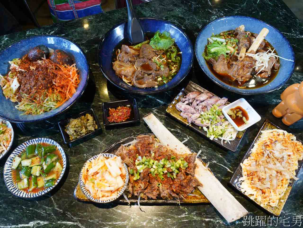 [六里屯麵食專家美崙旗艦店]花蓮牛肉麵連續2年得台北牛肉麵節銀牌，必吃紅燒還能免費加湯，羊腳筋、大隻牛肋條超吸睛 @跳躍的宅男