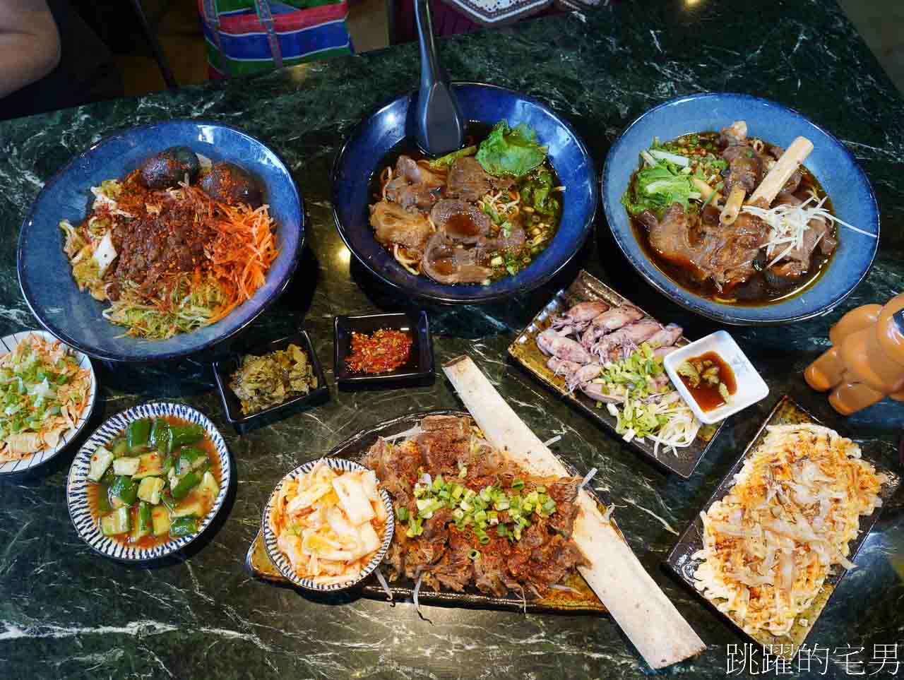 [六里屯麵食專家美崙旗艦店]花蓮牛肉麵連續2年得台北牛肉麵節銀牌，必吃紅燒還能免費加湯，羊腳筋、大隻牛肋條超吸睛