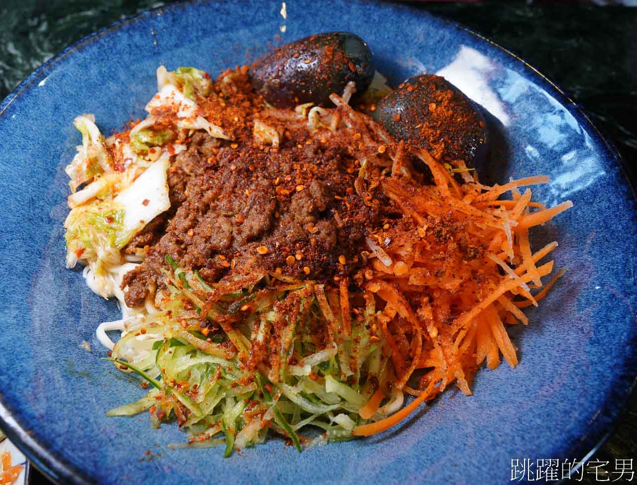 [六里屯麵食專家美崙旗艦店]花蓮牛肉麵連續2年得台北牛肉麵節銀牌，必吃紅燒還能免費加湯，羊腳筋、大隻牛肋條超吸睛