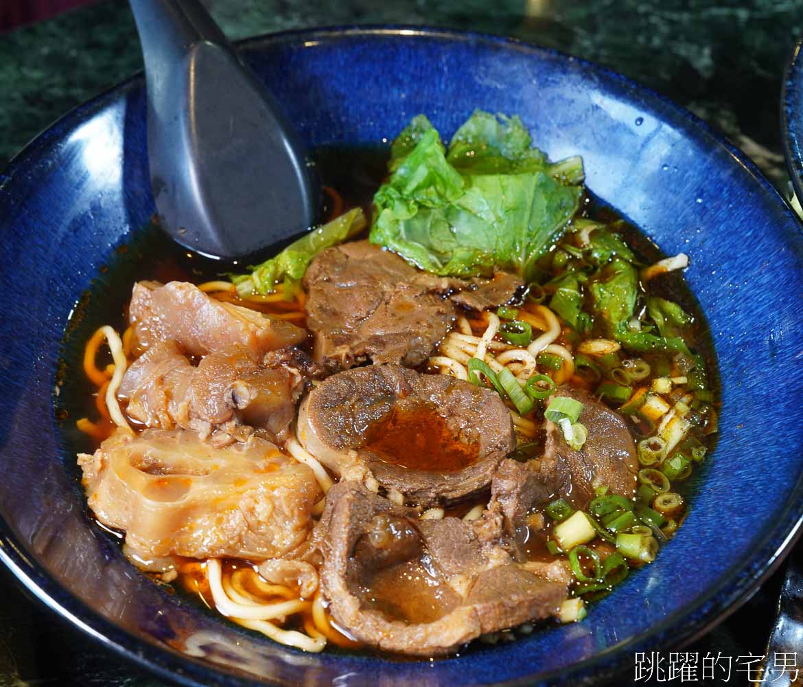 [六里屯麵食專家美崙旗艦店]花蓮牛肉麵連續2年得台北牛肉麵節銀牌，必吃紅燒還能免費加湯，羊腳筋、大隻牛肋條超吸睛