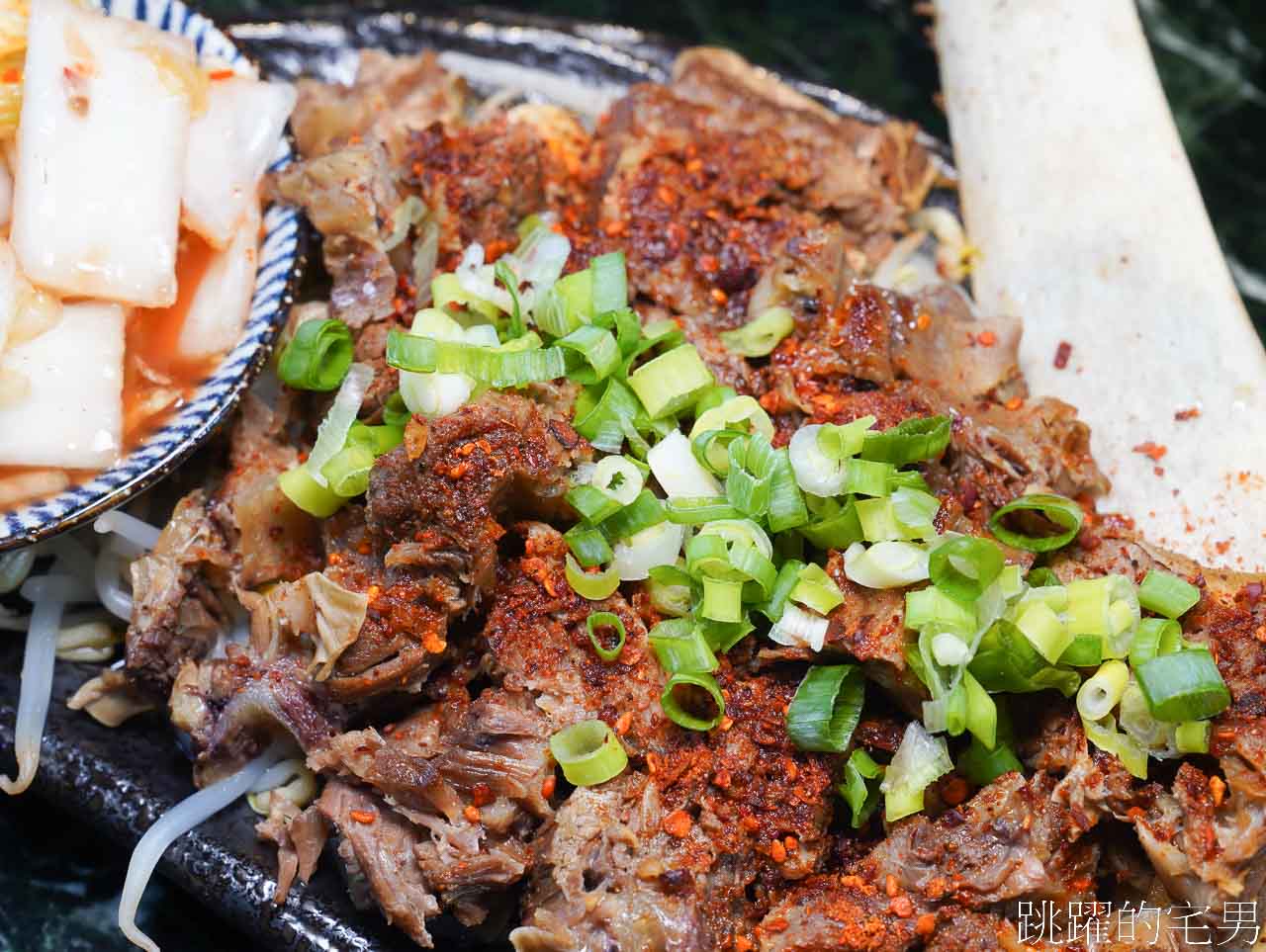 [六里屯麵食專家美崙旗艦店]花蓮牛肉麵連續2年得台北牛肉麵節銀牌，必吃紅燒還能免費加湯，羊腳筋、大隻牛肋條超吸睛