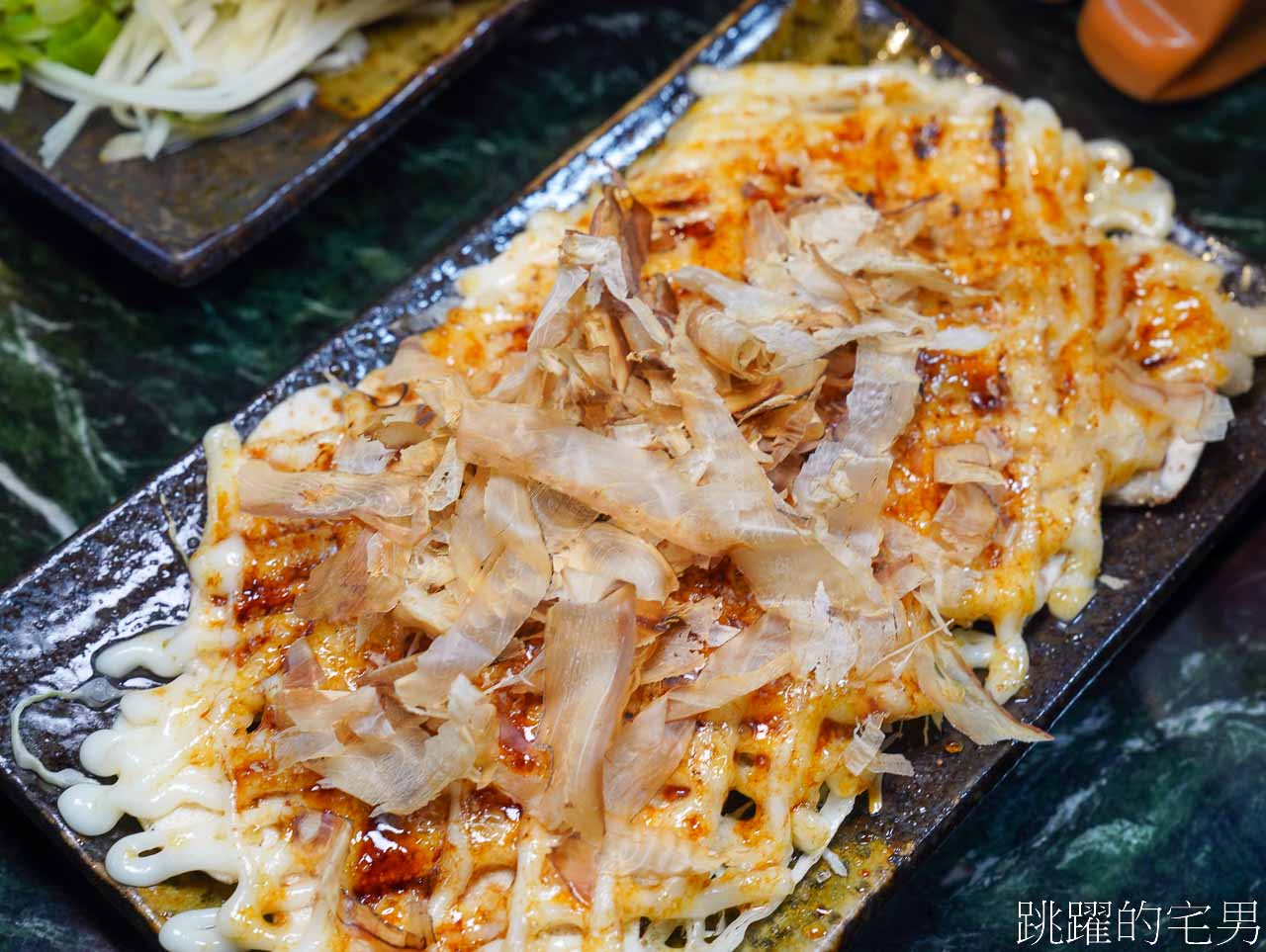 [六里屯麵食專家美崙旗艦店]花蓮牛肉麵連續2年得台北牛肉麵節銀牌，必吃紅燒還能免費加湯，羊腳筋、大隻牛肋條超吸睛