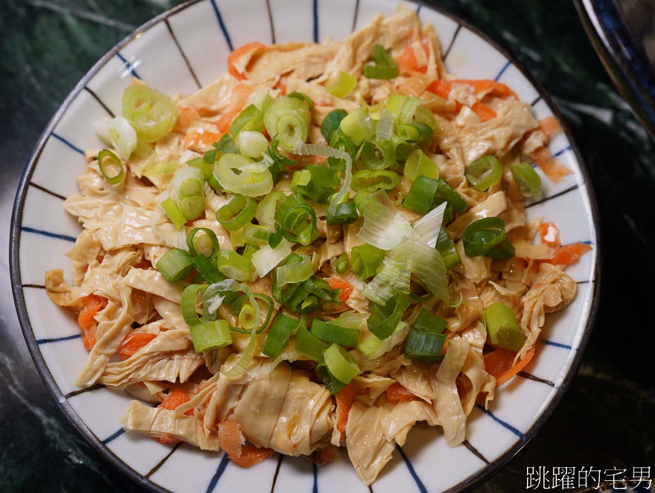 [六里屯麵食專家美崙旗艦店]花蓮牛肉麵連續2年得台北牛肉麵節銀牌，必吃紅燒還能免費加湯，羊腳筋、大隻牛肋條超吸睛