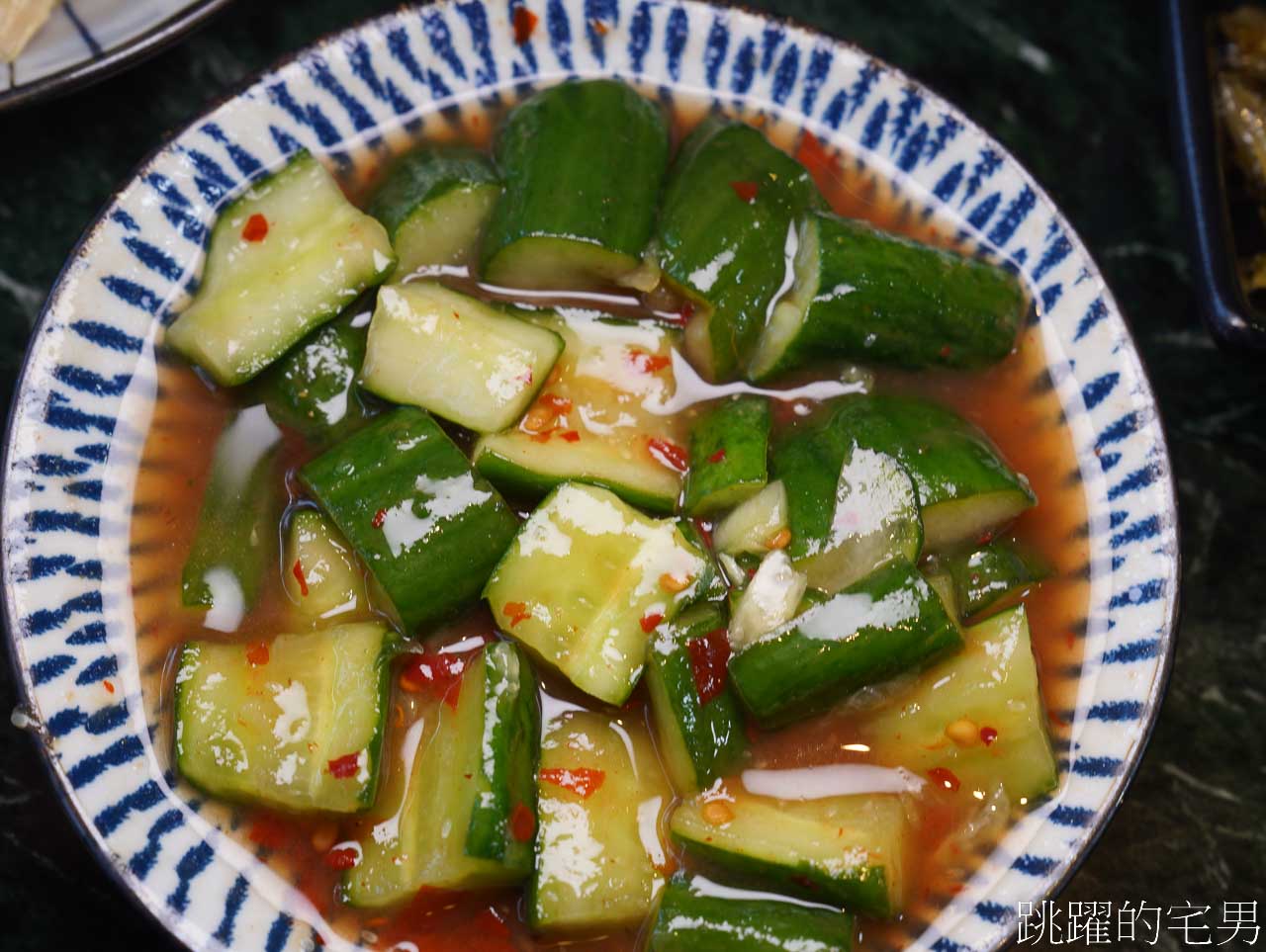 [六里屯麵食專家美崙旗艦店]花蓮牛肉麵連續2年得台北牛肉麵節銀牌，必吃紅燒還能免費加湯，羊腳筋、大隻牛肋條超吸睛