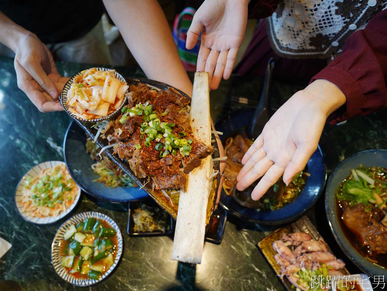 [六里屯麵食專家美崙旗艦店]花蓮牛肉麵連續2年得台北牛肉麵節銀牌，必吃紅燒還能免費加湯，羊腳筋、大隻牛肋條超吸睛