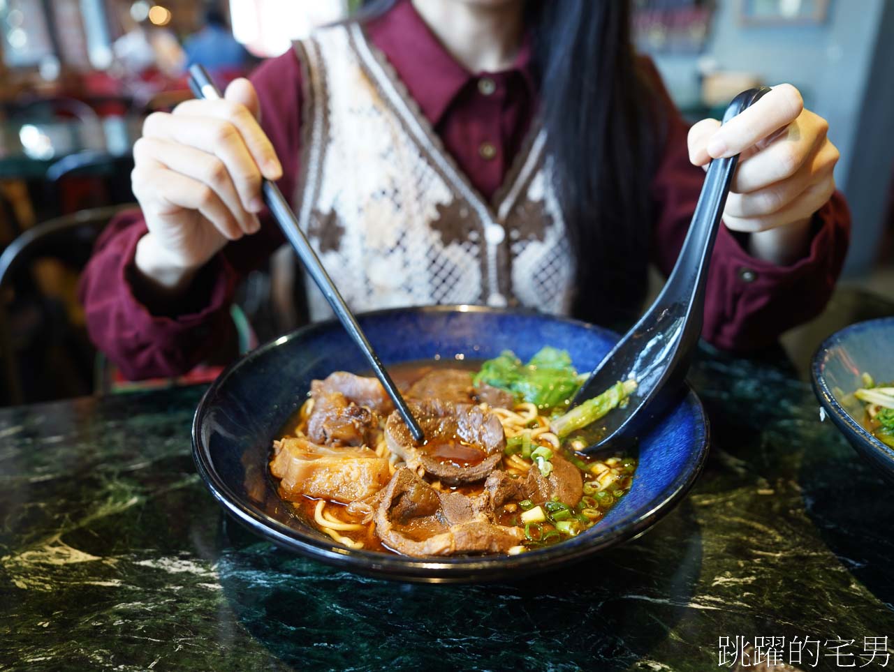 [六里屯麵食專家美崙旗艦店]花蓮牛肉麵連續2年得台北牛肉麵節銀牌，必吃紅燒還能免費加湯，羊腳筋、大隻牛肋條超吸睛