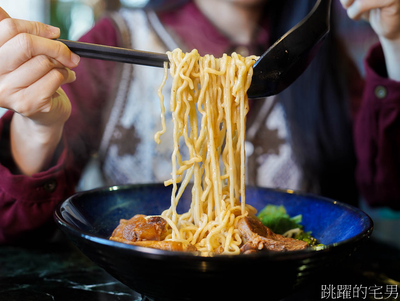 [六里屯麵食專家美崙旗艦店]花蓮牛肉麵連續2年得台北牛肉麵節銀牌，必吃紅燒還能免費加湯，羊腳筋、大隻牛肋條超吸睛