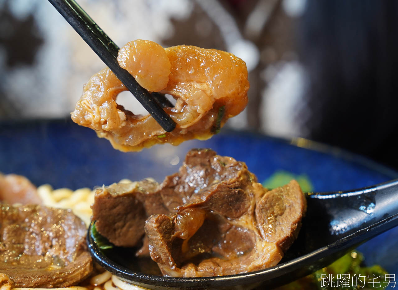 [六里屯麵食專家美崙旗艦店]花蓮牛肉麵連續2年得台北牛肉麵節銀牌，必吃紅燒還能免費加湯，羊腳筋、大隻牛肋條超吸睛