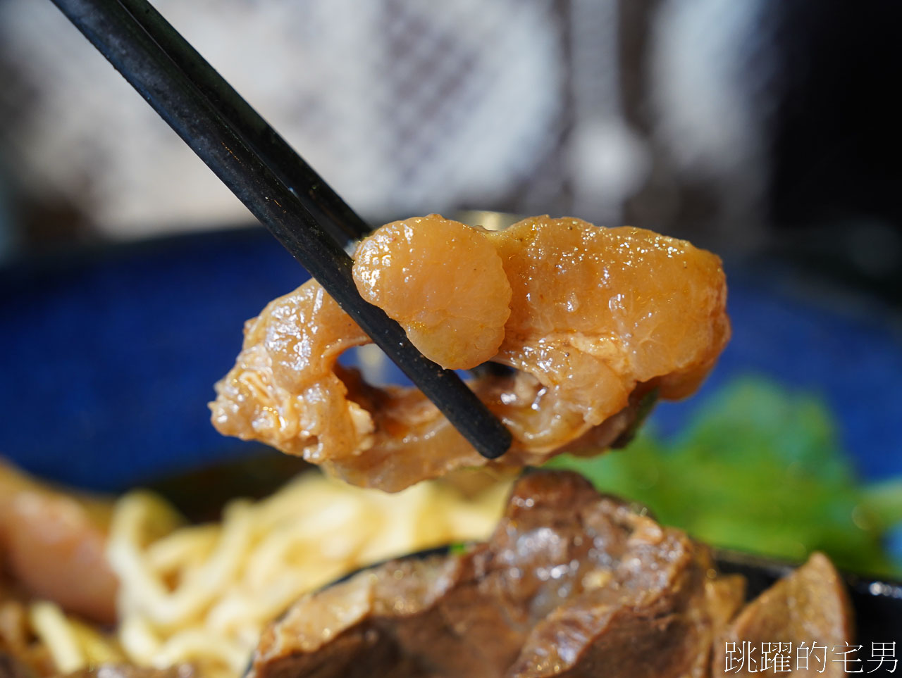 [六里屯麵食專家美崙旗艦店]花蓮牛肉麵連續2年得台北牛肉麵節銀牌，必吃紅燒還能免費加湯，羊腳筋、大隻牛肋條超吸睛