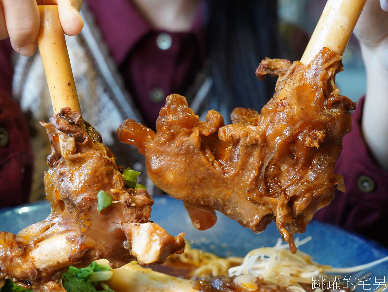 [六里屯麵食專家美崙旗艦店]花蓮牛肉麵連續2年得台北牛肉麵節銀牌，必吃紅燒還能免費加湯，羊腳筋、大隻牛肋條超吸睛