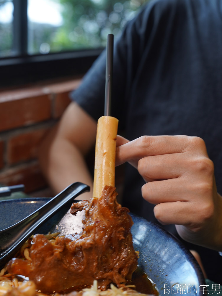 [六里屯麵食專家美崙旗艦店]花蓮牛肉麵連續2年得台北牛肉麵節銀牌，必吃紅燒還能免費加湯，羊腳筋、大隻牛肋條超吸睛