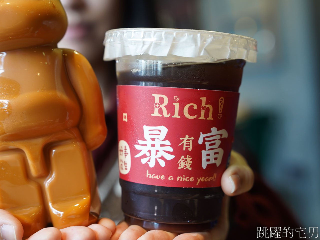 [六里屯麵食專家美崙旗艦店]花蓮牛肉麵連續2年得台北牛肉麵節銀牌，必吃紅燒還能免費加湯，羊腳筋、大隻牛肋條超吸睛