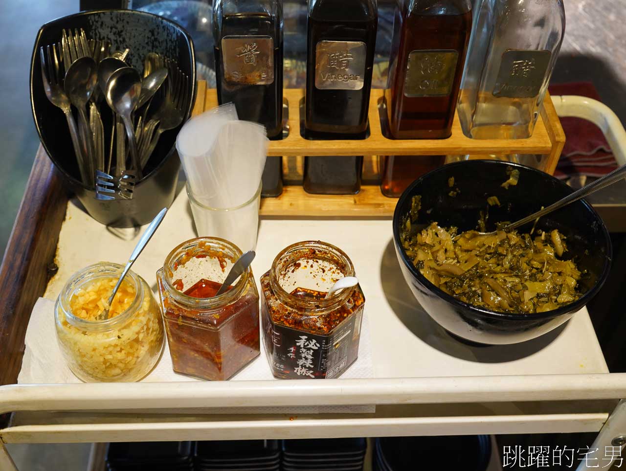 [六里屯麵食專家美崙旗艦店]花蓮牛肉麵連續2年得台北牛肉麵節銀牌，必吃紅燒還能免費加湯，羊腳筋、大隻牛肋條超吸睛