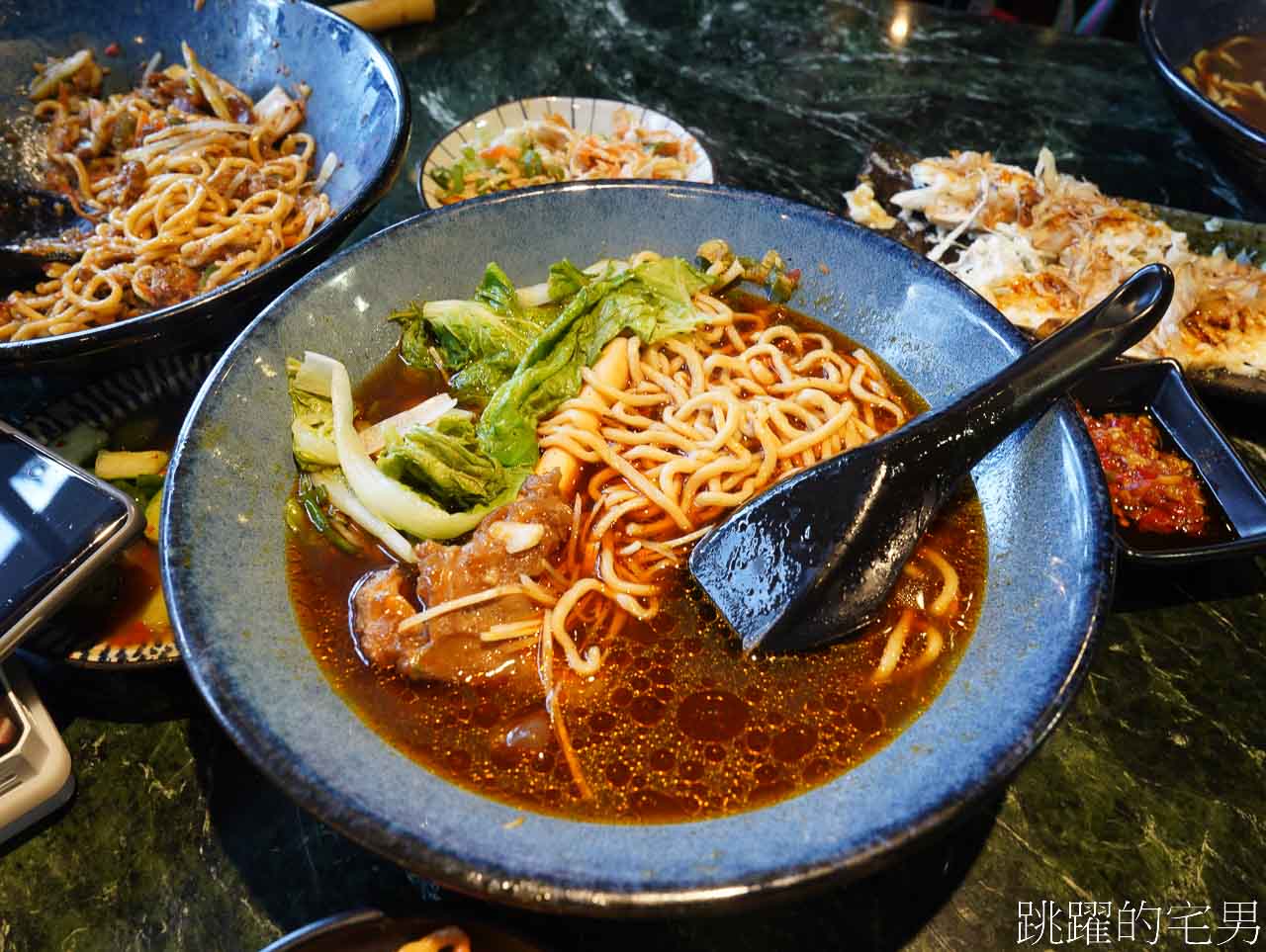 [六里屯麵食專家美崙旗艦店]花蓮牛肉麵連續2年得台北牛肉麵節銀牌，必吃紅燒還能免費加湯，羊腳筋、大隻牛肋條超吸睛