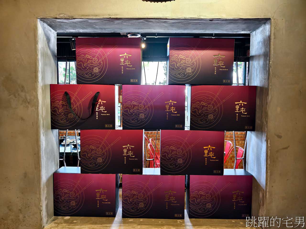 [六里屯麵食專家美崙旗艦店]花蓮牛肉麵連續2年得台北牛肉麵節銀牌，必吃紅燒還能免費加湯，羊腳筋、大隻牛肋條超吸睛