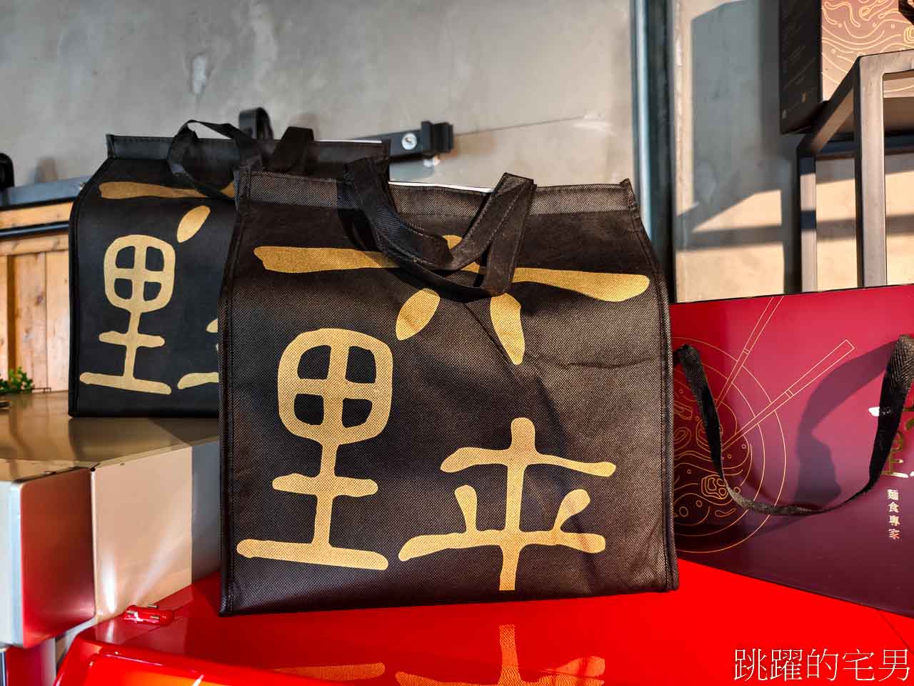 [六里屯麵食專家美崙旗艦店]花蓮牛肉麵連續2年得台北牛肉麵節銀牌，必吃紅燒還能免費加湯，羊腳筋、大隻牛肋條超吸睛