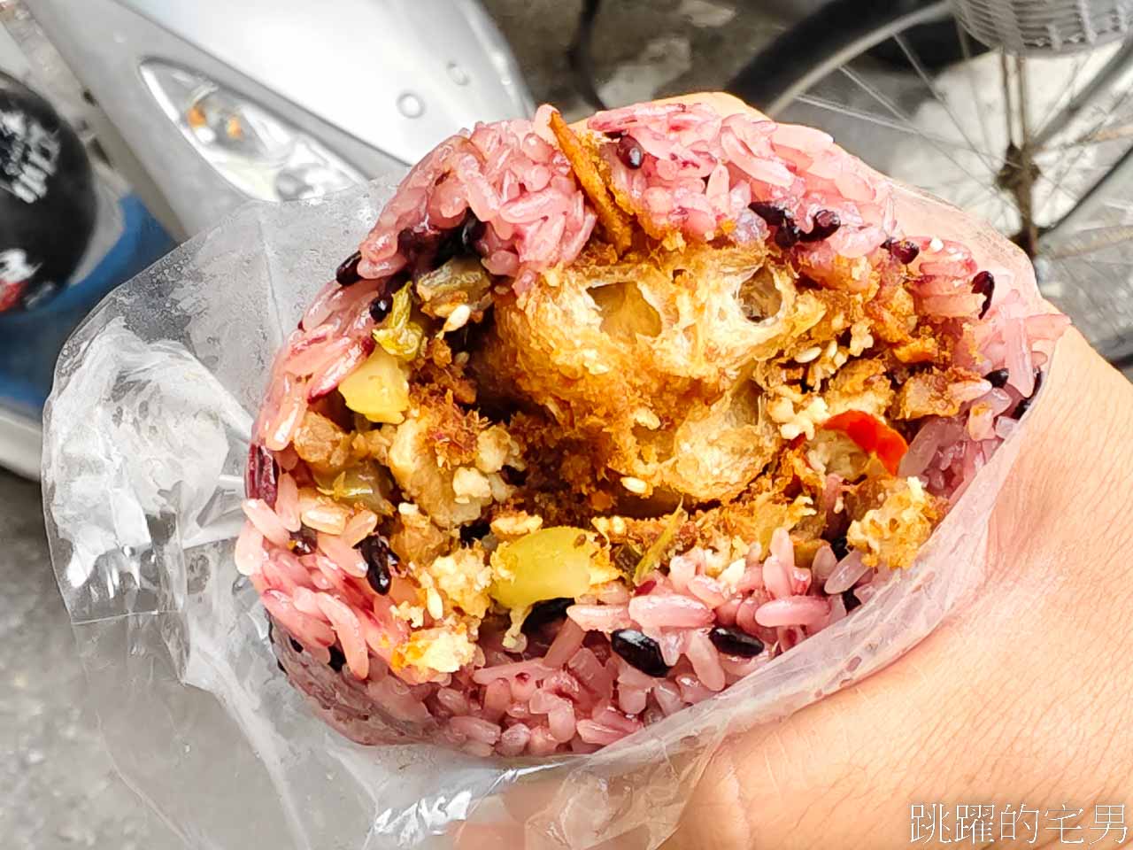 [吉安早餐]荳蘭橋早餐-辣菜脯紫米飯團口感好，加辣真過癮，花蓮飯糰 @跳躍的宅男