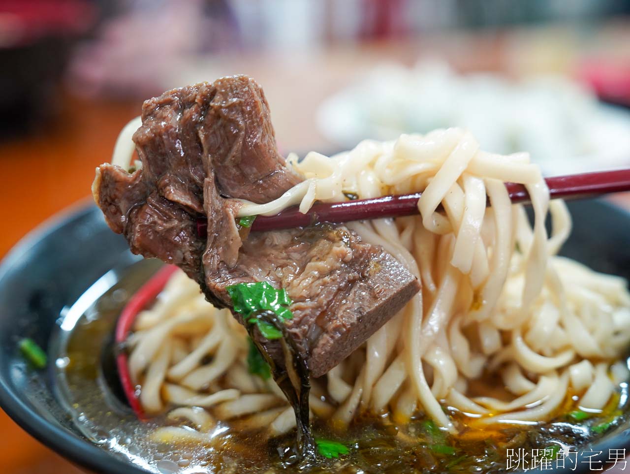 [花蓮美食]水哥牛肉麵-這家花蓮牛肉麵只要100元，牛骨牛肉麵120元，居然還能免費加麵加湯?  絕對是花蓮牛骨牛肉麵推薦 @跳躍的宅男