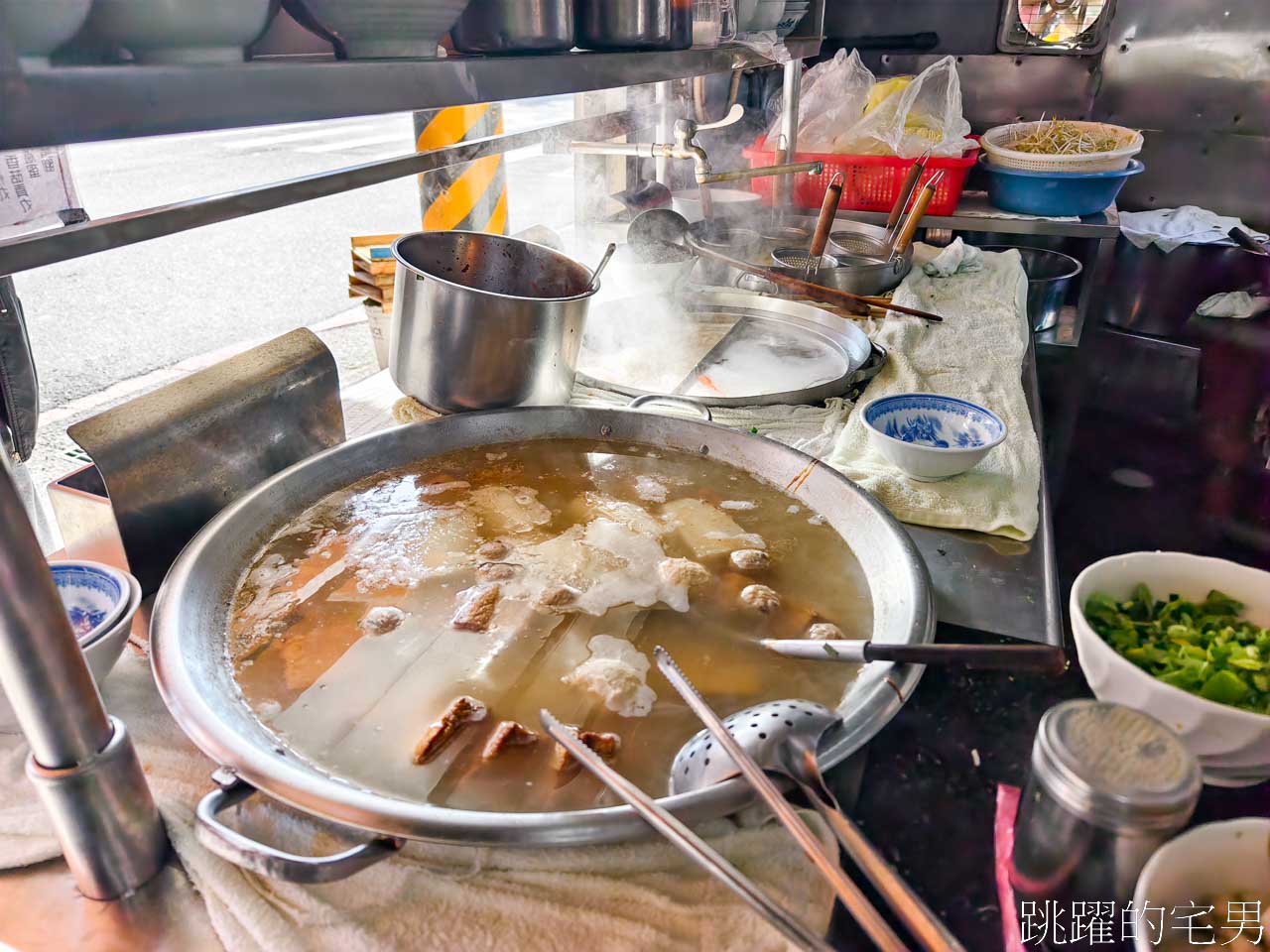 [新店美食]這間新店早餐推薦! 一週只開四天，阿三哥/阿三嫂古早味麵攤，排隊必吃油飯配上綜合湯 還可以免費加湯 米粉湯黑白切好吃到不行 環狀線十四張站美食 新北市美食