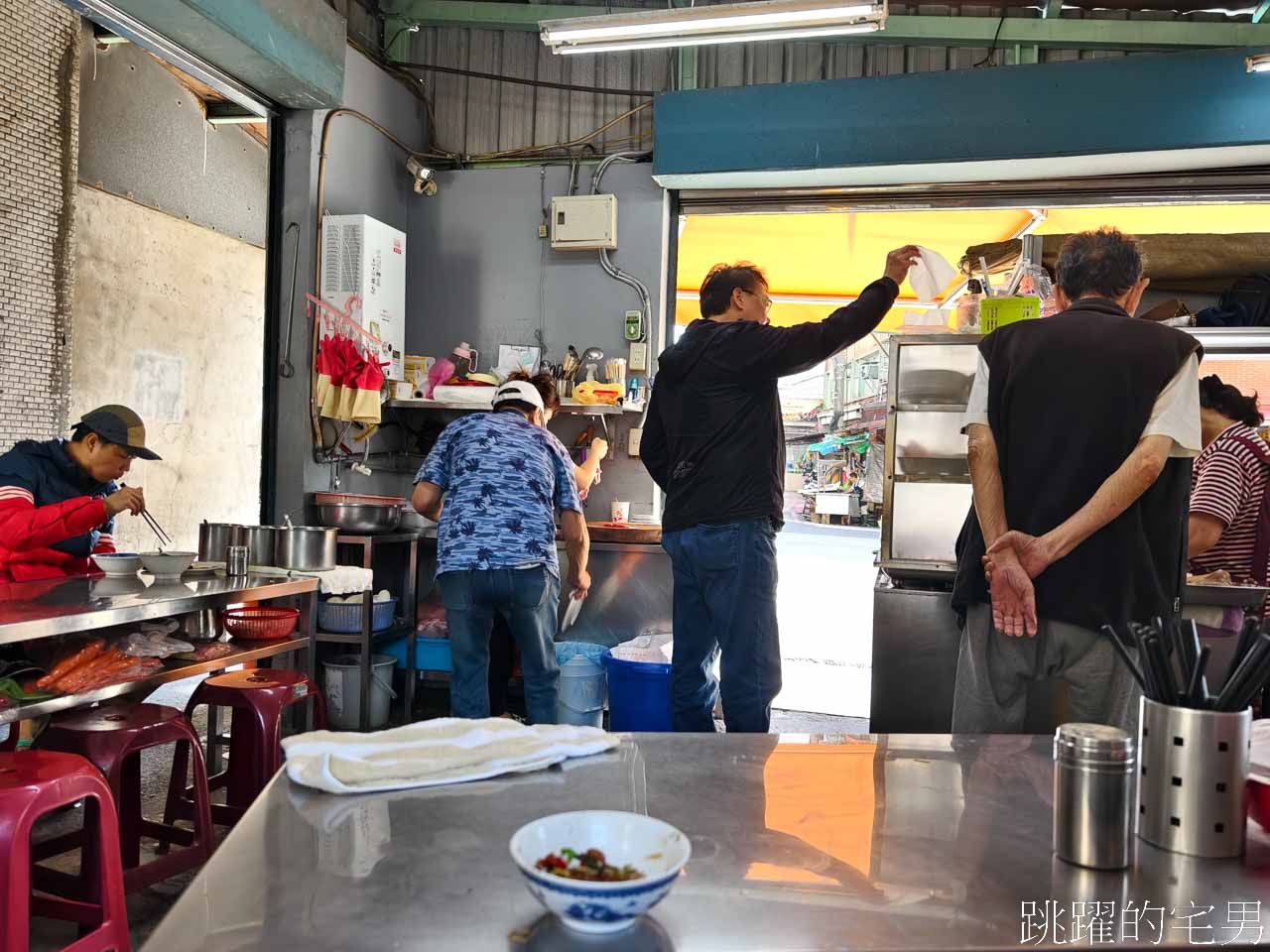 [新店美食]這間新店早餐推薦! 一週只開四天，阿三哥/阿三嫂古早味麵攤，排隊必吃油飯配上綜合湯 還可以免費加湯 米粉湯黑白切好吃到不行 環狀線十四張站美食 新北市美食