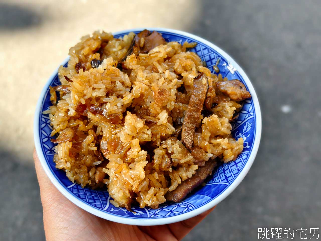 [新店美食]這間新店早餐推薦! 一週只開四天，阿三哥/阿三嫂古早味麵攤，排隊必吃油飯配上綜合湯 還可以免費加湯 米粉湯黑白切好吃到不行 環狀線十四張站美食 新北市美食