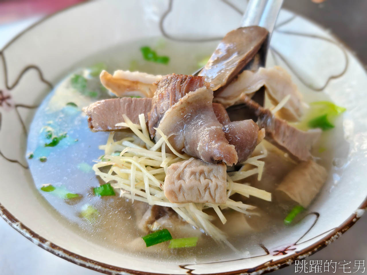 [新店美食]這間新店早餐推薦! 一週只開四天，阿三哥/阿三嫂古早味麵攤，排隊必吃油飯配上綜合湯 還可以免費加湯 米粉湯黑白切好吃到不行 環狀線十四張站美食 新北市美食