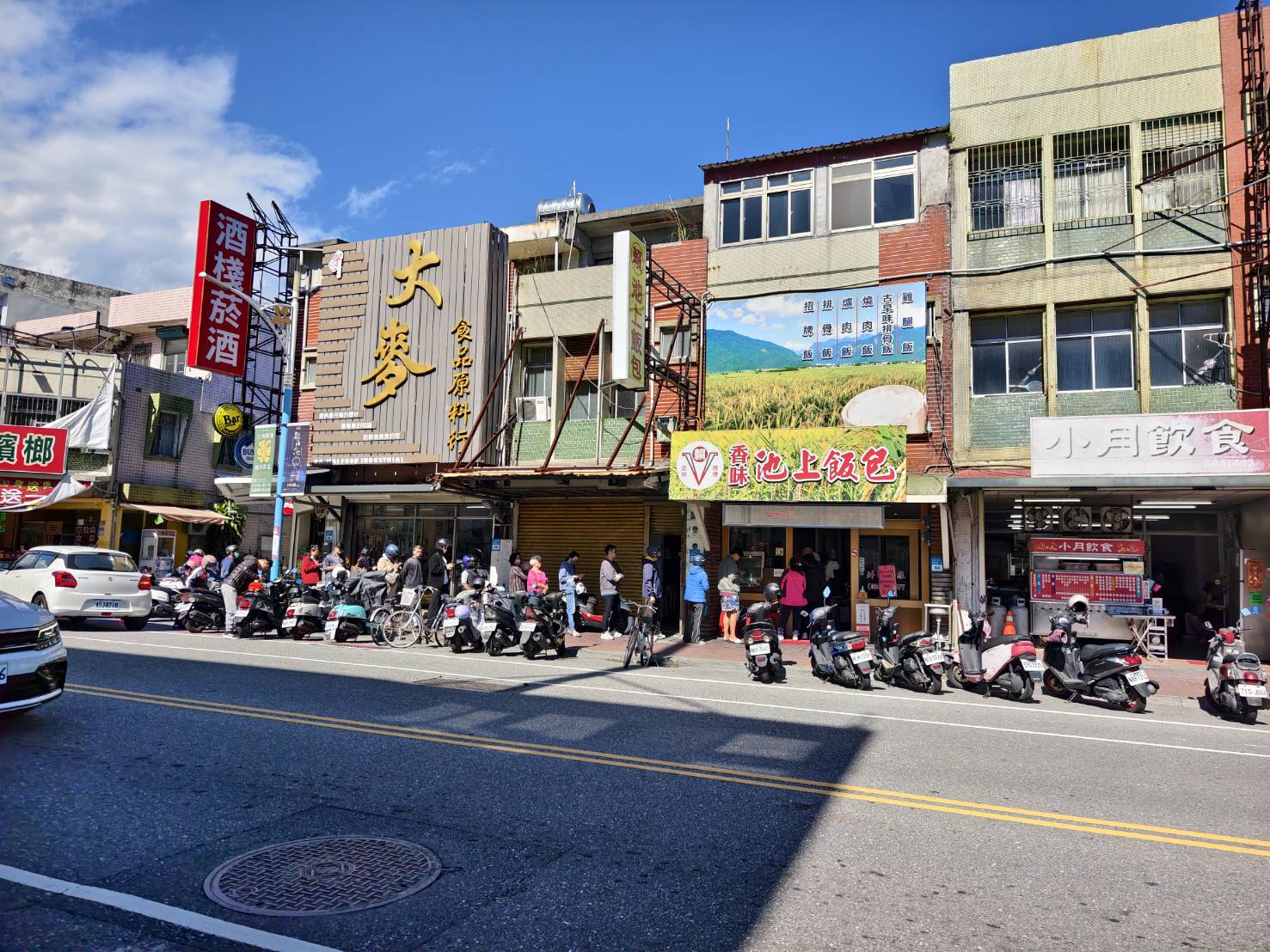 [花蓮吉安美食]花蓮賴記池上便當-開業30年排隊神長的便當店，酥脆外皮燙口有肉汁的香酥雞腿，晚來就買不到啦，花蓮便當推薦