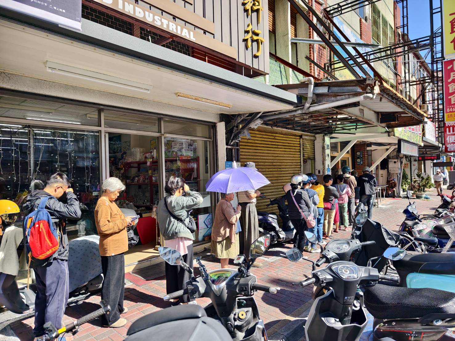 [花蓮吉安美食]花蓮賴記池上便當-開業30年排隊神長的便當店，酥脆外皮燙口有肉汁的香酥雞腿，晚來就買不到啦，花蓮便當推薦 @跳躍的宅男