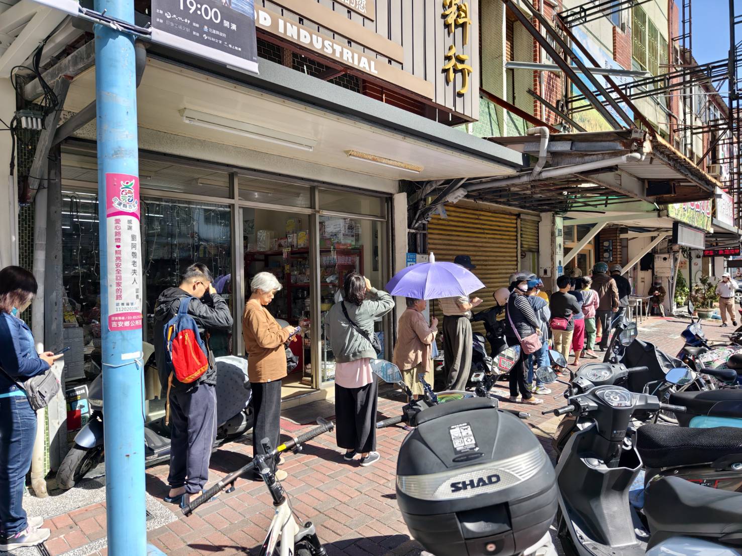 [花蓮吉安美食]花蓮賴記池上便當-開業30年排隊神長的便當店，酥脆外皮燙口有肉汁的香酥雞腿，晚來就買不到啦，花蓮便當推薦