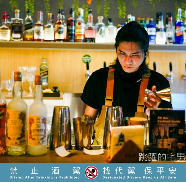 世界調酒雙項冠軍推出金門高粱調酒，翻轉刻板印象，展現完全不同風味、全台60間酒吧都能喝到，台北酒吧放感情螢火部落、基隆酒吧炎森飲食