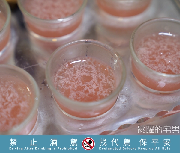 世界調酒雙項冠軍推出金門高粱調酒，翻轉刻板印象，展現完全不同風味、全台60間酒吧都能喝到，台北酒吧放感情螢火部落、基隆酒吧炎森飲食