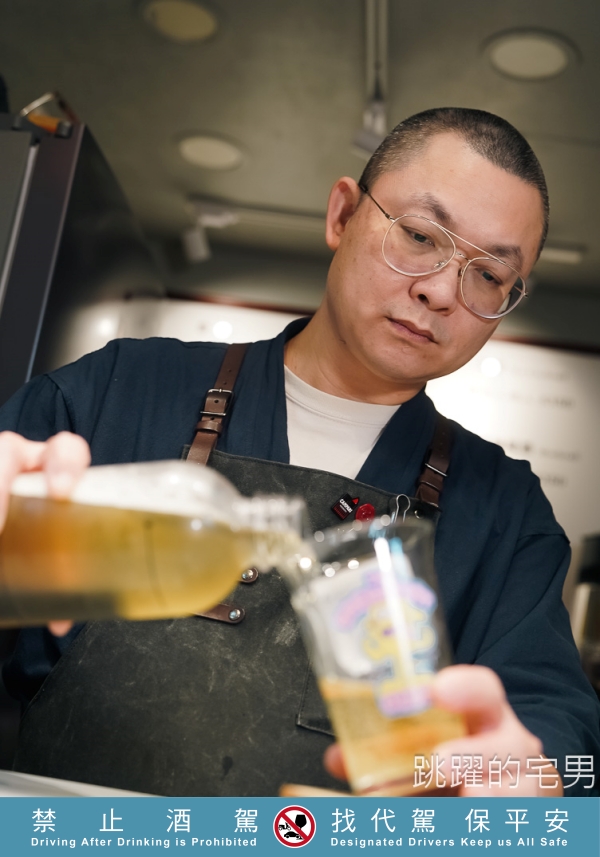 世界調酒雙項冠軍推出金門高粱調酒，翻轉刻板印象，展現完全不同風味、全台60間酒吧都能喝到，台北酒吧放感情螢火部落、基隆酒吧炎森飲食