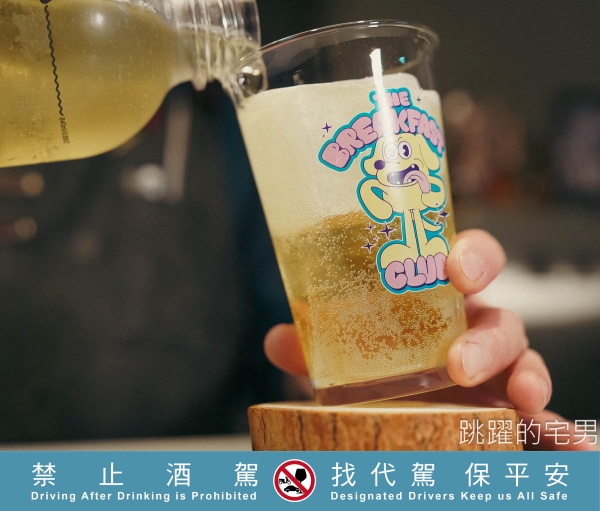 世界調酒雙項冠軍推出金門高粱調酒，翻轉刻板印象，展現完全不同風味、全台60間酒吧都能喝到，台北酒吧放感情螢火部落、基隆酒吧炎森飲食