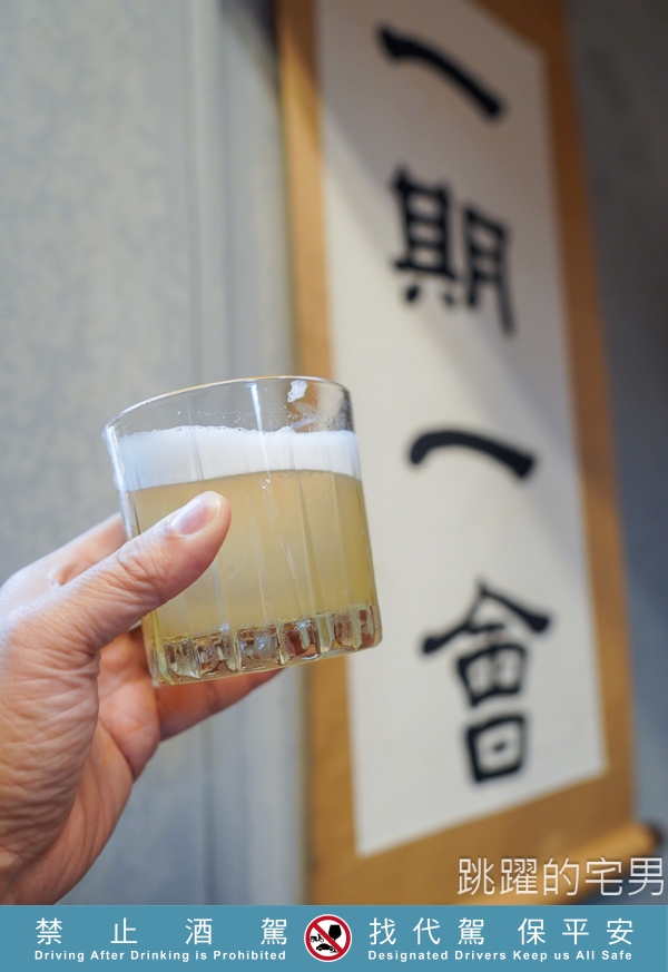 世界調酒雙項冠軍推出金門高粱調酒，翻轉刻板印象，展現完全不同風味、全台60間酒吧都能喝到，台北酒吧放感情螢火部落、基隆酒吧炎森飲食