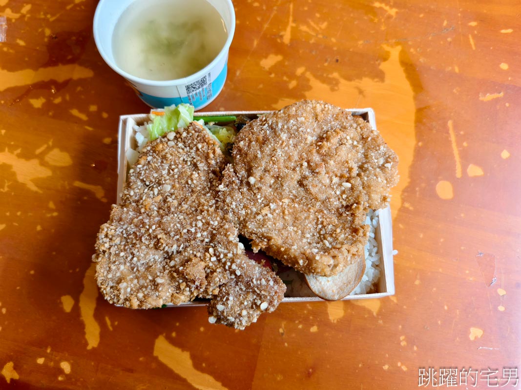 [花蓮美食]建國路東池池上飯包-花蓮便當推薦排骨飯，又酥又香、飯又好吃