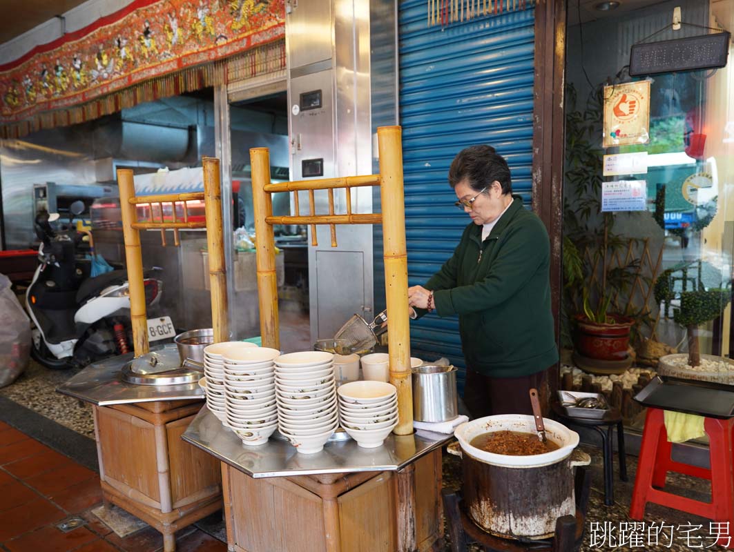 [烏來美食]鳥來伯擔仔麵-有如蒂芬妮綠河流旁新北台菜餐廳，來烏來溫泉必吃招牌白斬土雞，熱炒合菜