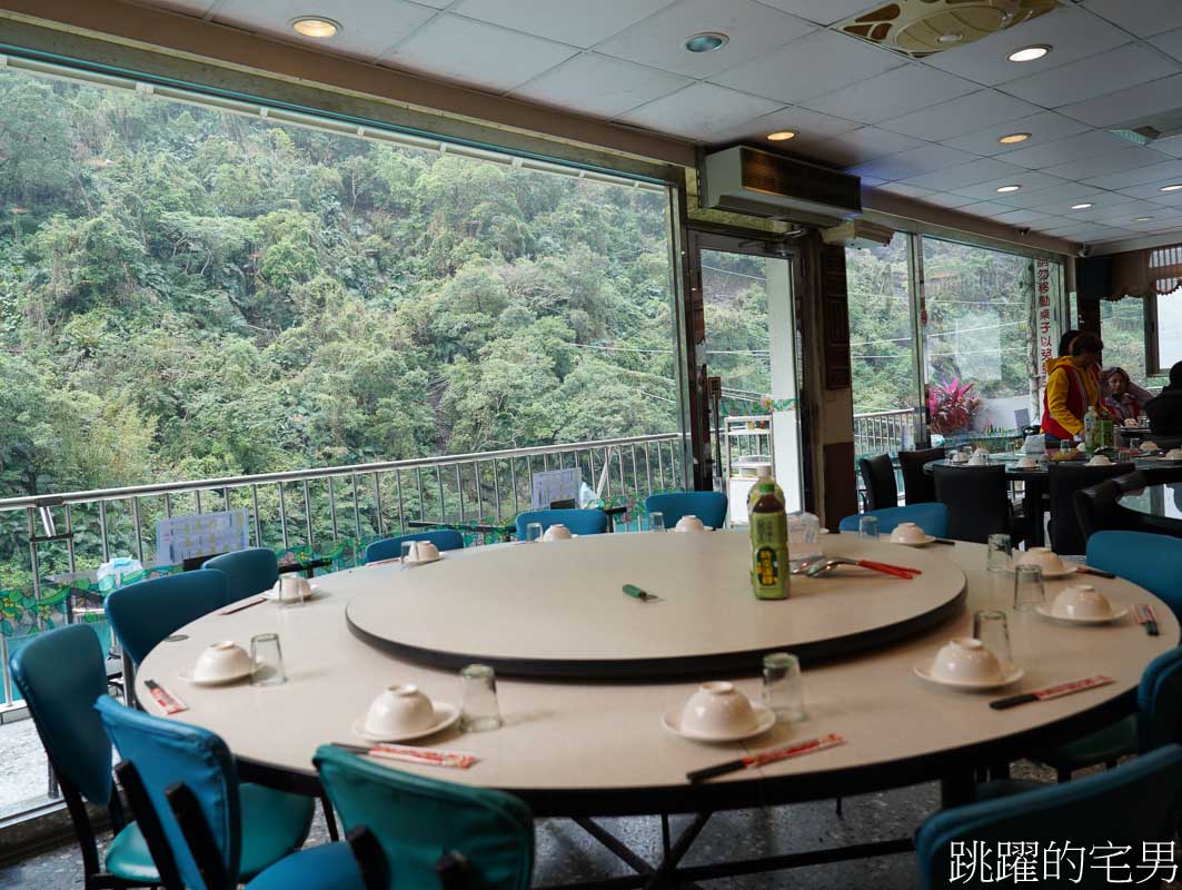 [烏來美食]鳥來伯擔仔麵-有如蒂芬妮綠河流旁新北台菜餐廳，來烏來溫泉必吃招牌白斬土雞，熱炒合菜