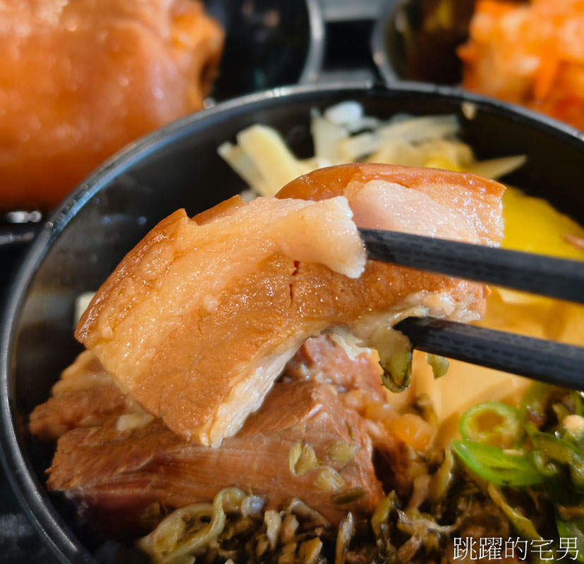 [花蓮美食]再訪滷大夫新城爌肉飯-在地人都願意排隊的好吃牛丼，絕妙煙燻辣椒，豬腳必吃!  花蓮下午有營業餐廳，花蓮控肉飯