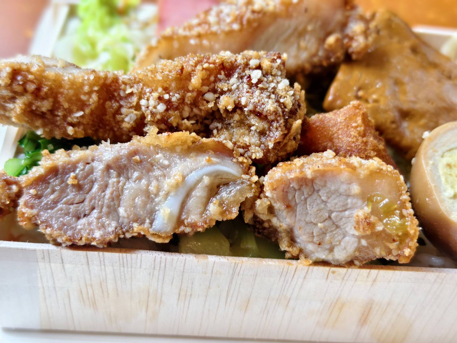 [花蓮美食]建國路東池池上飯包-花蓮便當推薦厚切燒肉又酥又香、控肉，大片排骨飯好吃