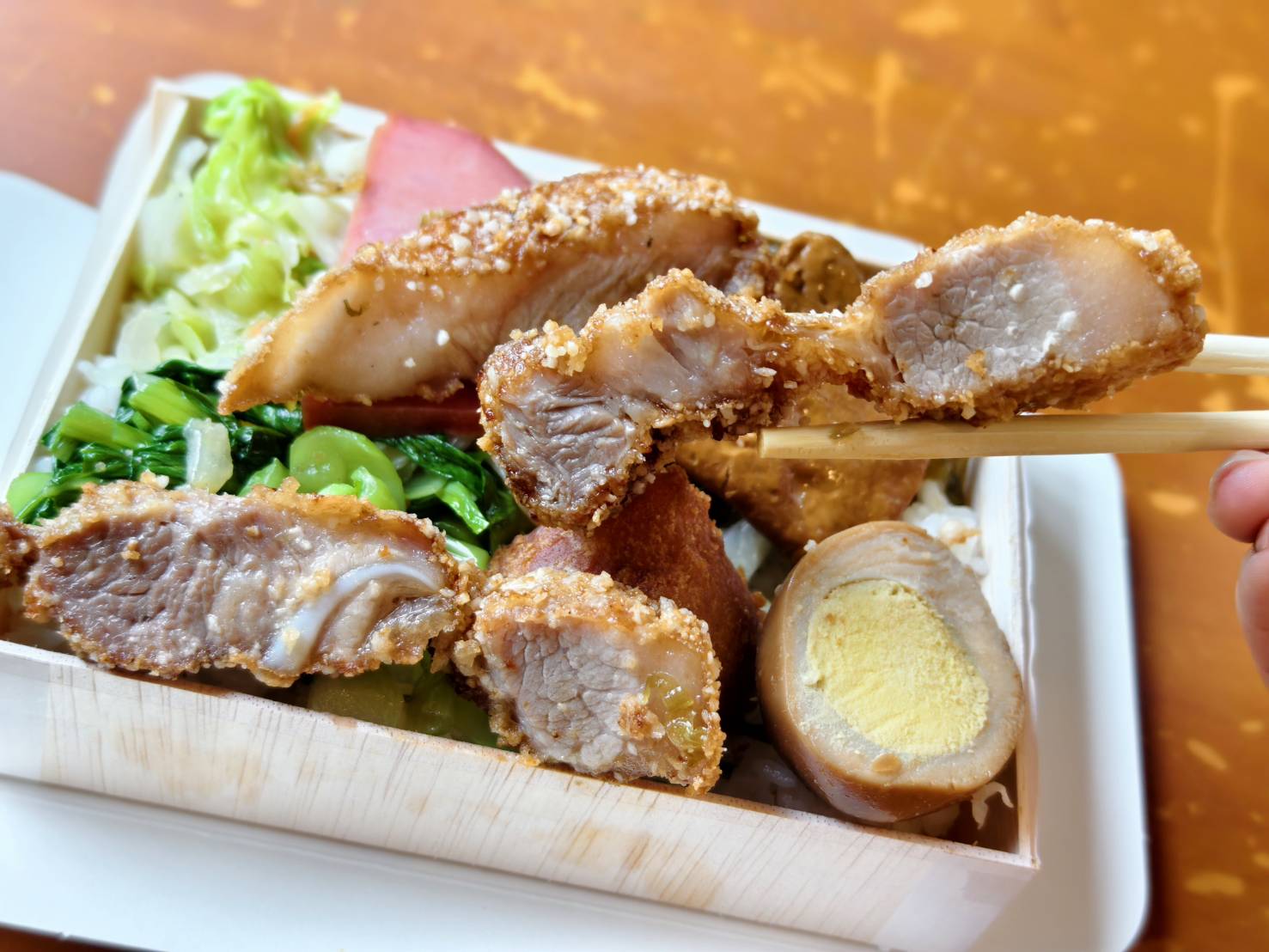 [花蓮美食]建國路東池池上飯包-花蓮便當推薦厚切燒肉又酥又香、控肉，大片排骨飯好吃