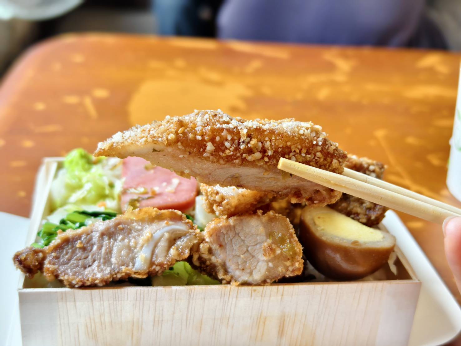 [花蓮美食]建國路東池池上飯包-花蓮便當推薦厚切燒肉又酥又香、控肉，大片排骨飯好吃