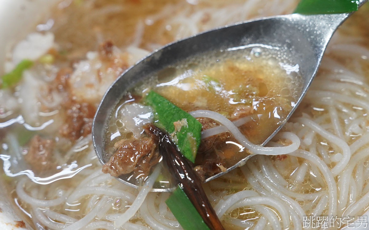 [台中芋頭米粉]珍品小吃-西區美食推薦炒麵、芋頭口感鬆軟，滿滿油蔥香滋味好
