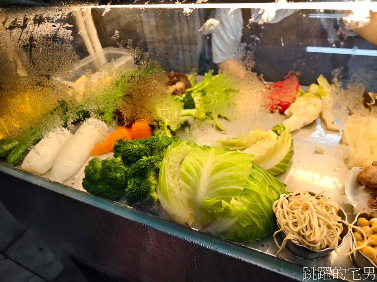 [花蓮吉安美食]台北鹹水雞搬家-這間吃飯時間還是宵夜時間人都很多，蘋果變成鹹水雞超好吃! 這間吃飯時間還是宵夜時間人都很多，蔬菜種類多，要重口味不會讓你失望，花蓮宵夜