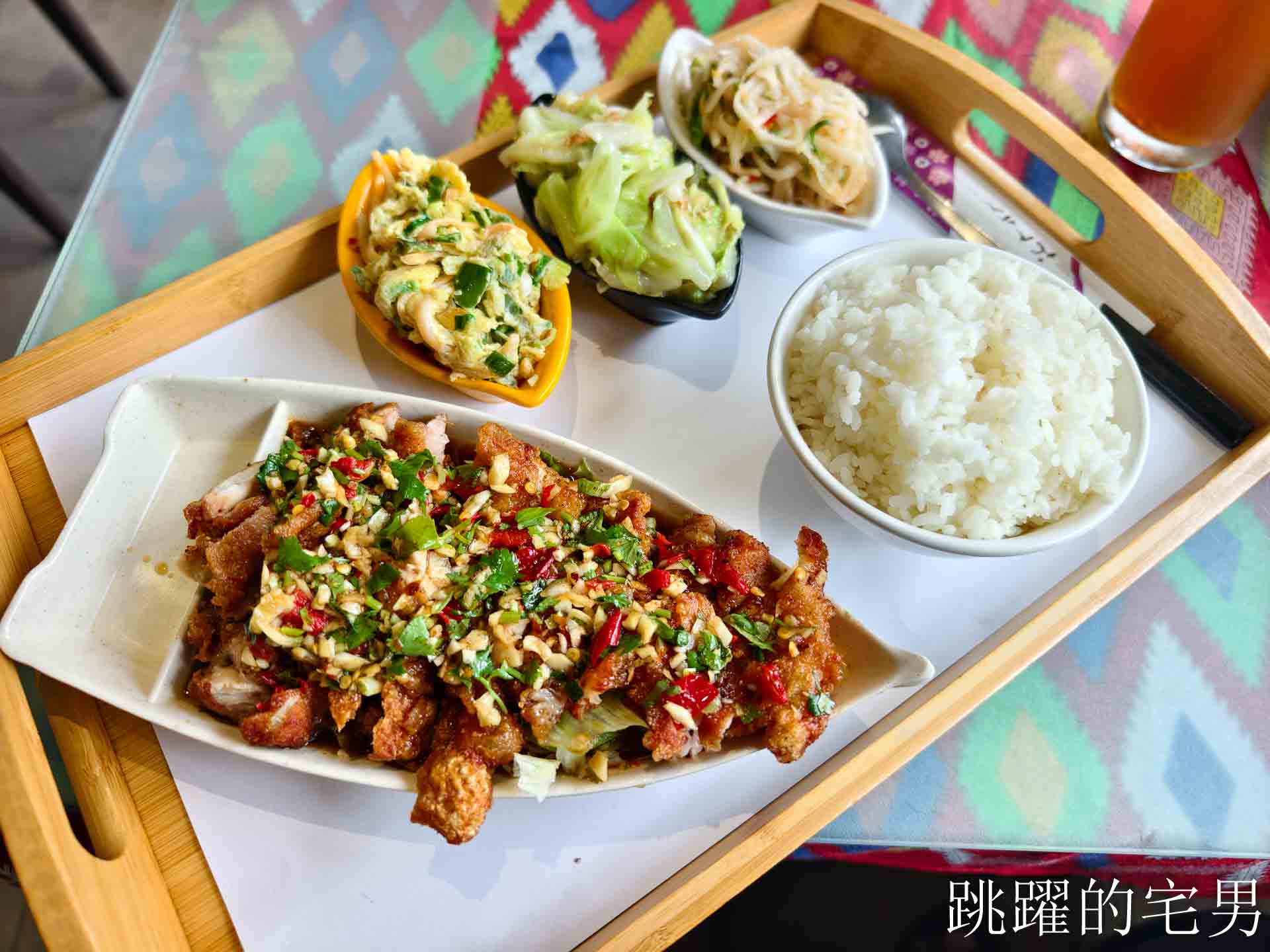 網站近期文章：[花蓮美食]梁庭滇緬饗食-已經吃3次的椒麻雞套餐，味道實在配菜豐富，還有2-10人合菜