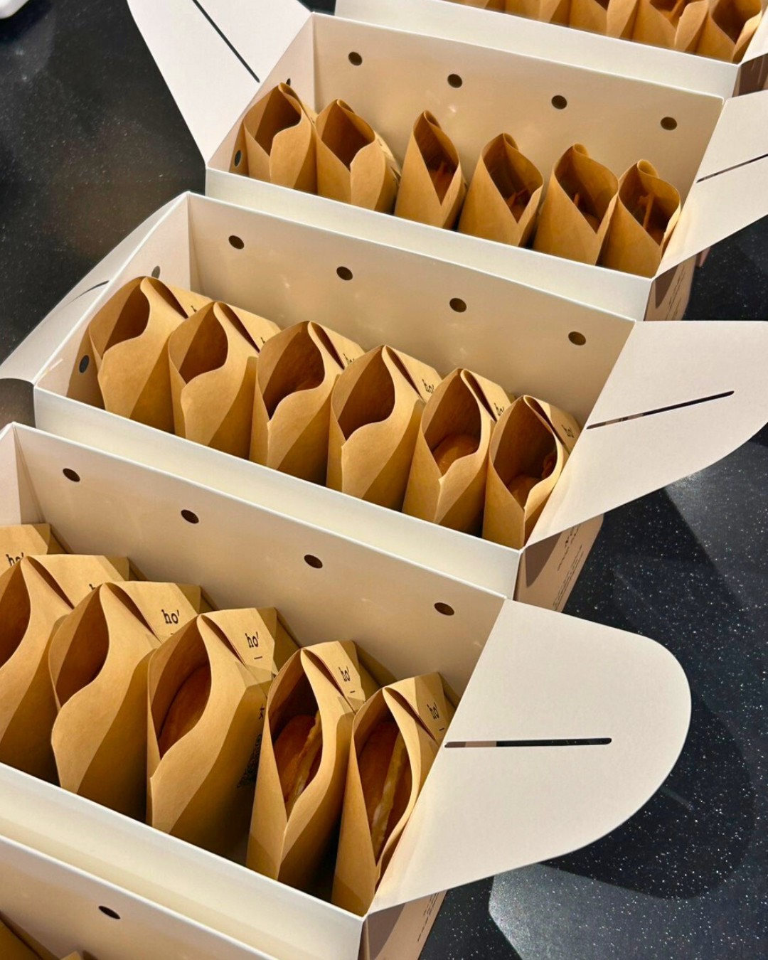 [花蓮咖啡廳]女子商行-招財進寶拜拜雞蛋糕好吃又發財，必吃郭榮市火腿、蔥花肉鬆、卡士達雞蛋糕，花蓮甜點