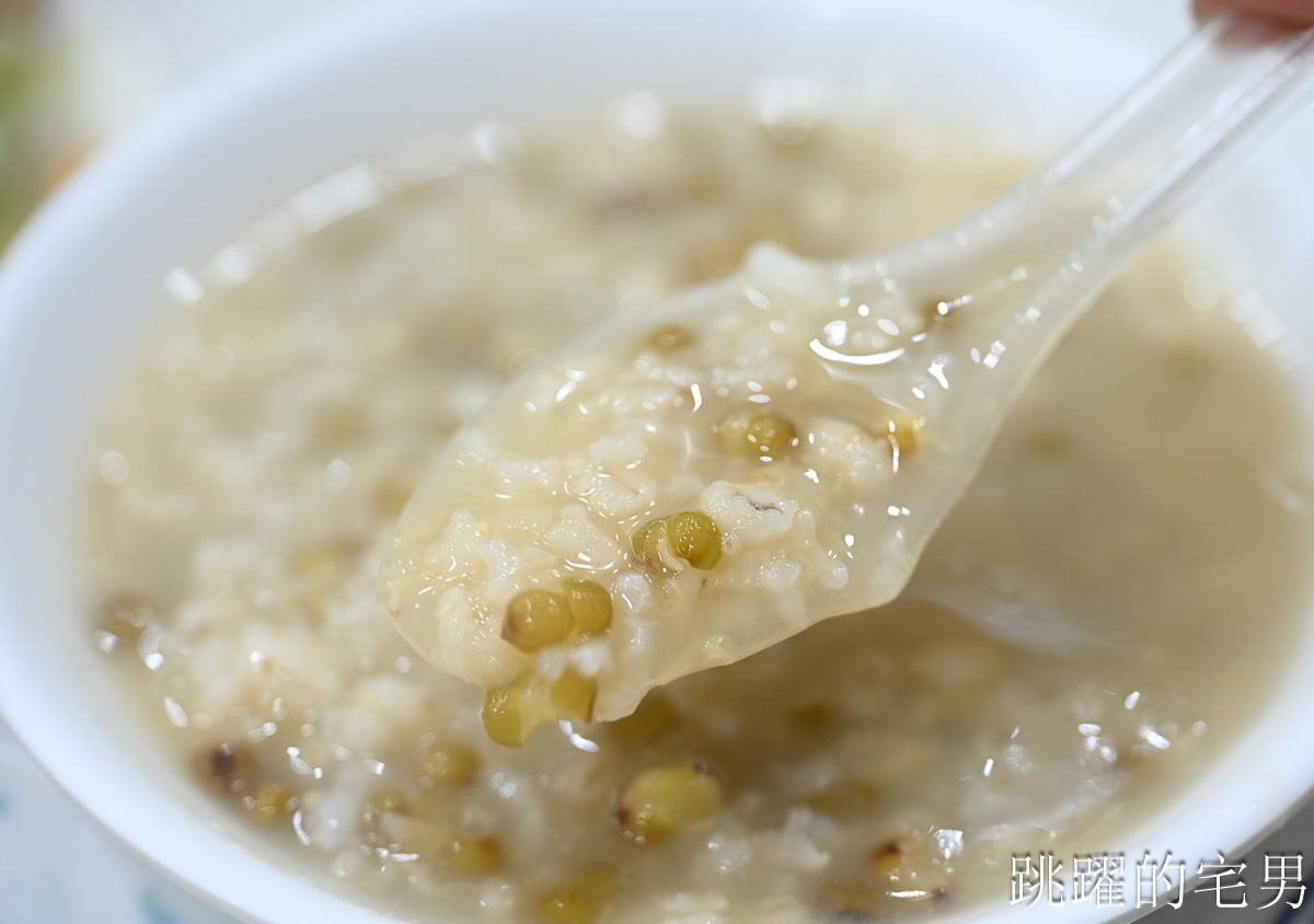 [西門町美食]張記韭菜水煎包-台北水煎包排隊人潮誇張，加糖綠豆稀飯好好吃，店內乾淨很用心，萬華美食