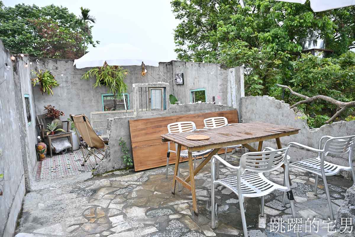 [花蓮咖啡廳]鳳林廢墟咖啡-連窗戶都沒玻璃的廢墟系咖啡廳居然有歐洲小酒館、露營、叢林風格網美場景，下雨天來必須要有心理準備，花蓮深夜咖啡廳
