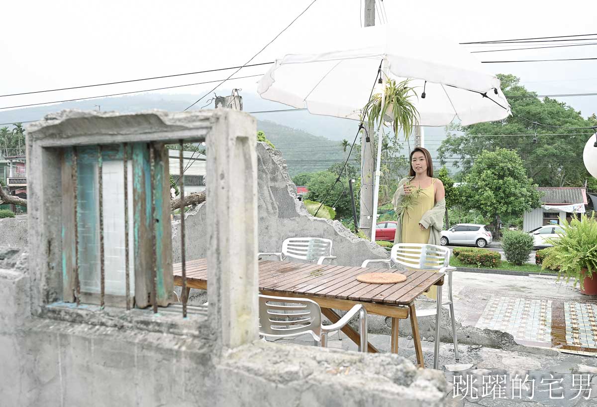 [花蓮咖啡廳]鳳林廢墟咖啡-連窗戶都沒玻璃的廢墟系咖啡廳居然有歐洲小酒館、露營、叢林風格網美場景，下雨天來必須要有心理準備，花蓮深夜咖啡廳
