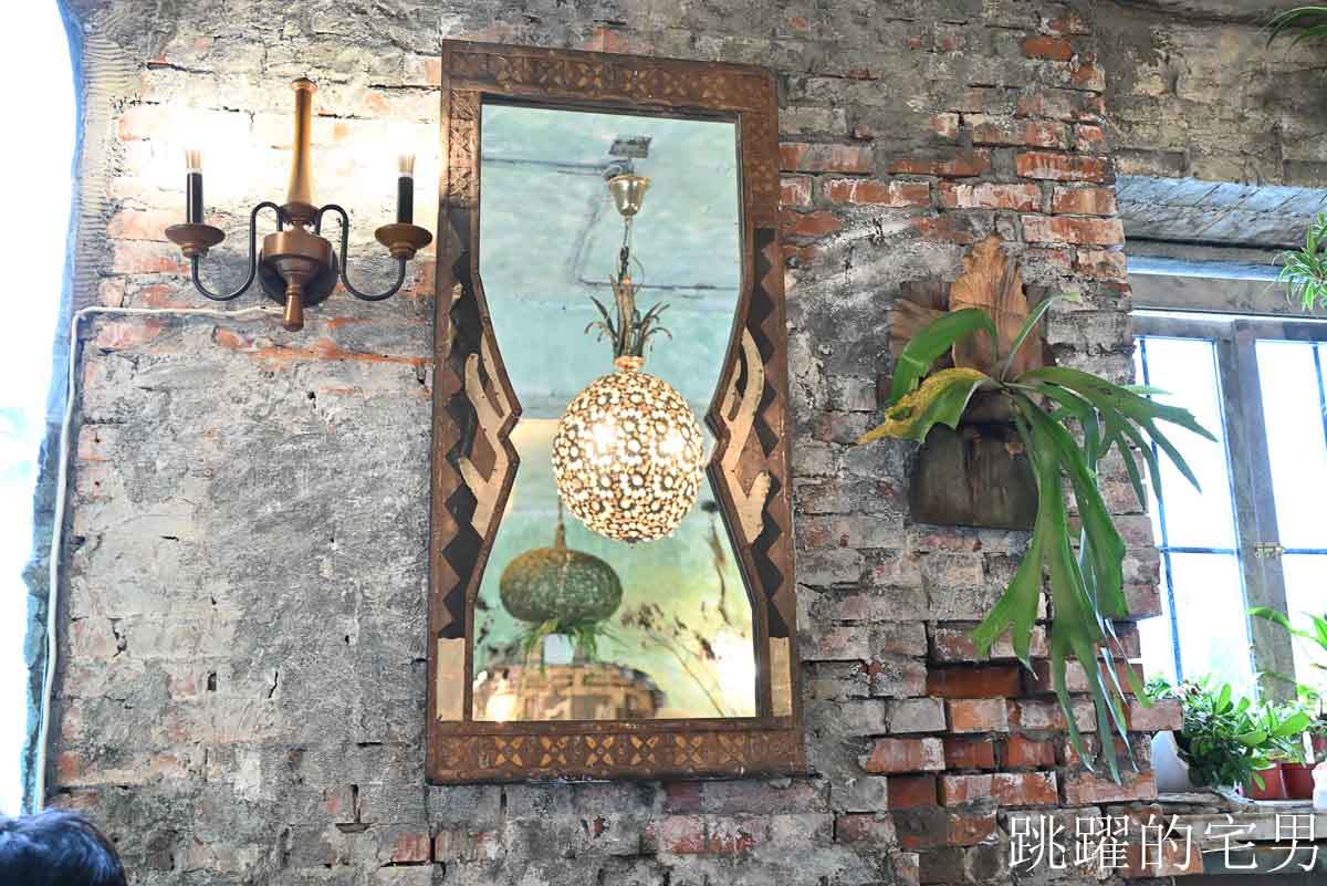 [花蓮咖啡廳]鳳林廢墟咖啡-連窗戶都沒玻璃的廢墟系咖啡廳居然有歐洲小酒館、露營、叢林風格網美場景，下雨天來必須要有心理準備，花蓮深夜咖啡廳